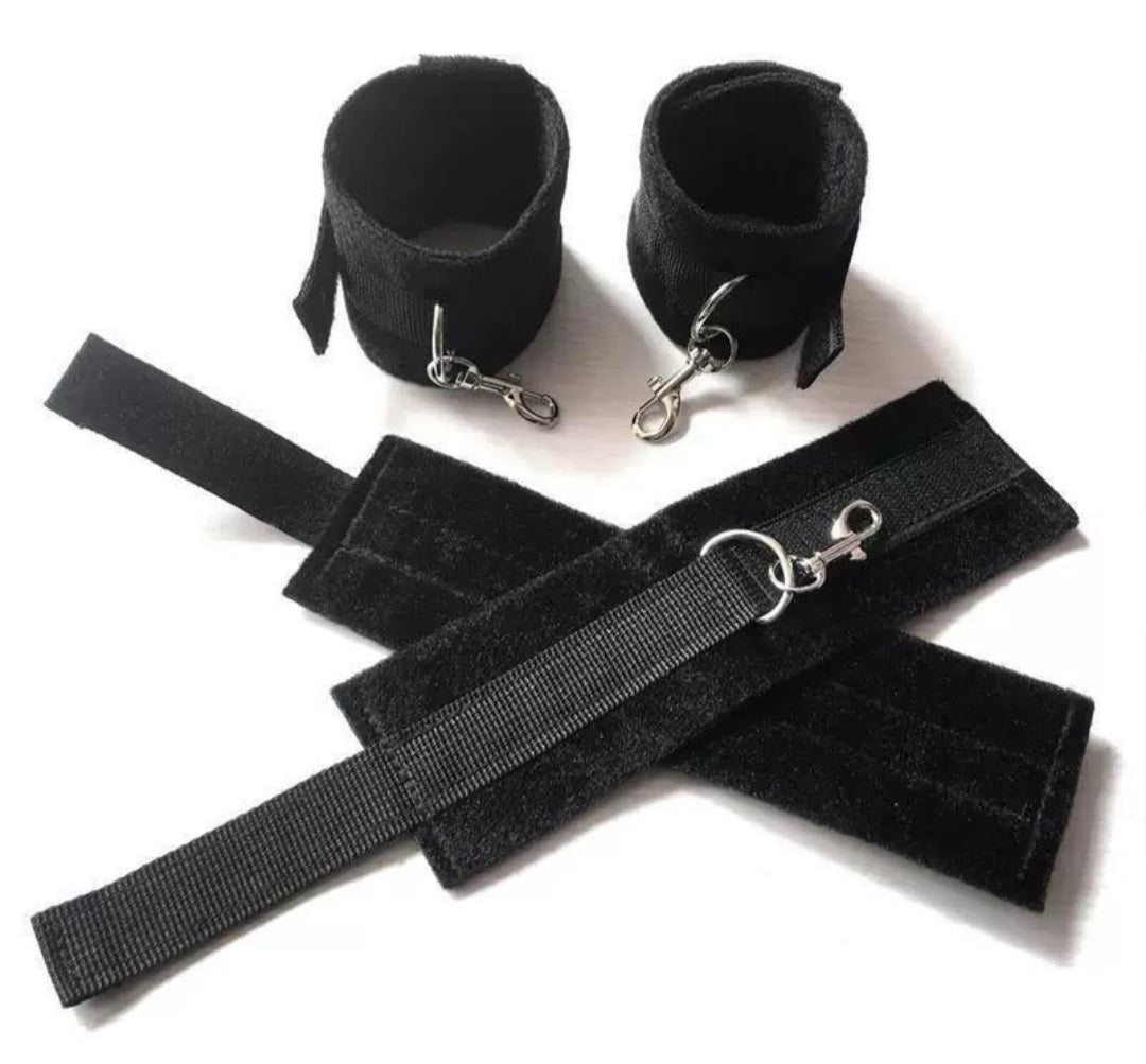 Semi discreet bondage set